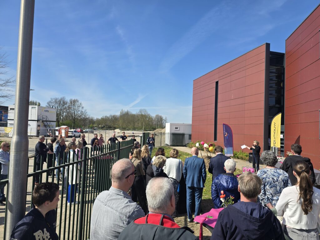 Diverse genodigden zijn aanwezig bij start bouw van OBC Bemmel