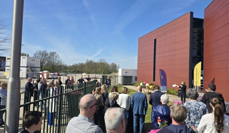 Diverse genodigden zijn aanwezig bij start bouw van OBC Bemmel