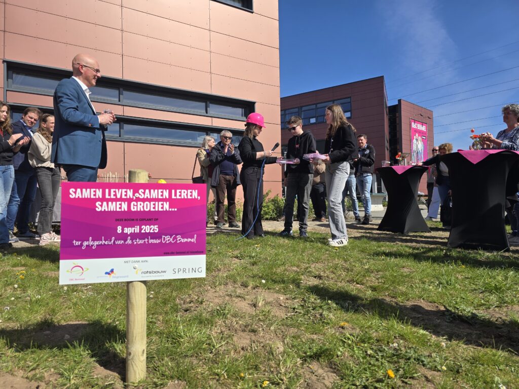 Leerlingen overhandigen een koffer vol wensen